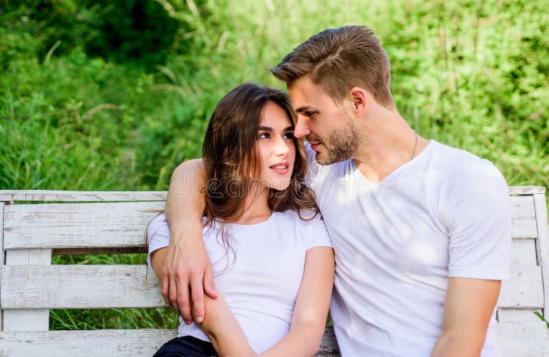 Cadeau de l'amour Rose rouge colonie de vacances en bois week-end de rancho de famille Datte romantique homme avec la fille en pa photo stock Cadeau de l'amour Rose rouge colonie de vacances en bois week-end de rancho de famille Datte romantique homme avec la fille en pa photo stock