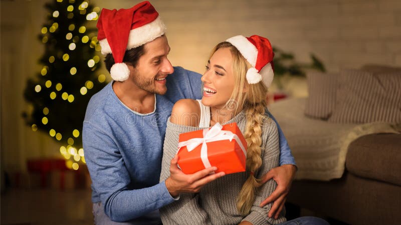 Cadeau de noël. couple heureux célébrant noël à la maison photographie stock
