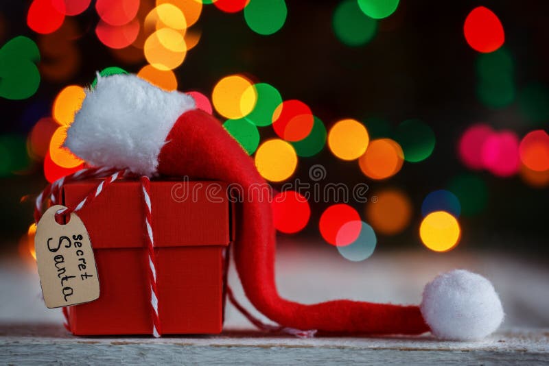 Cadeau de Noël ou boîte pour Santa secrète avec le chapeau de Santa Carte de voeux photographie stock Cadeau de Noël ou boîte pour Santa secrète avec le chapeau de Santa Carte de voeux photographie stock