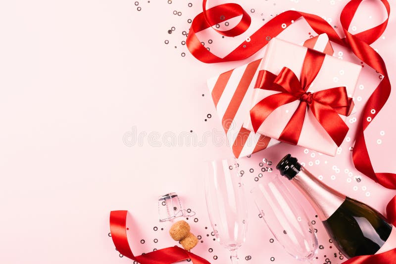 Cadeau de Noël sur le fond rose photos stock Cadeau de Noël sur le fond rose photos stock