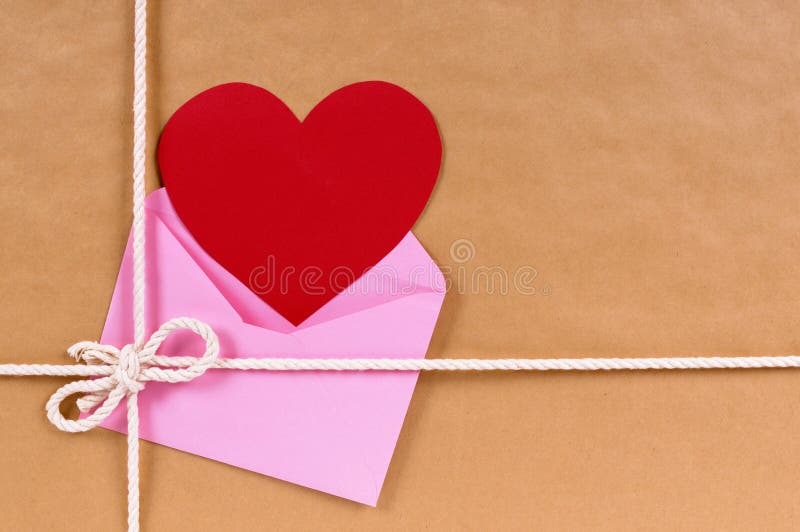 Cadeau de Valentine, carte rouge de coeur ou étiquette de cadeau, paquet de papier brun images libres de droits Cadeau de Valentine, carte rouge de coeur ou étiquette de cadeau, paquet de papier brun images libres de droits