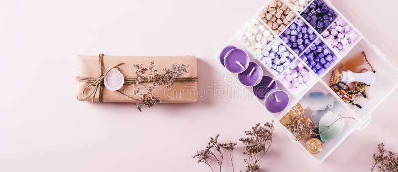 Cadeau en papier Kraft avec sceau de cire et kit de fabrication sur bannière web vue en haut rose photo stock