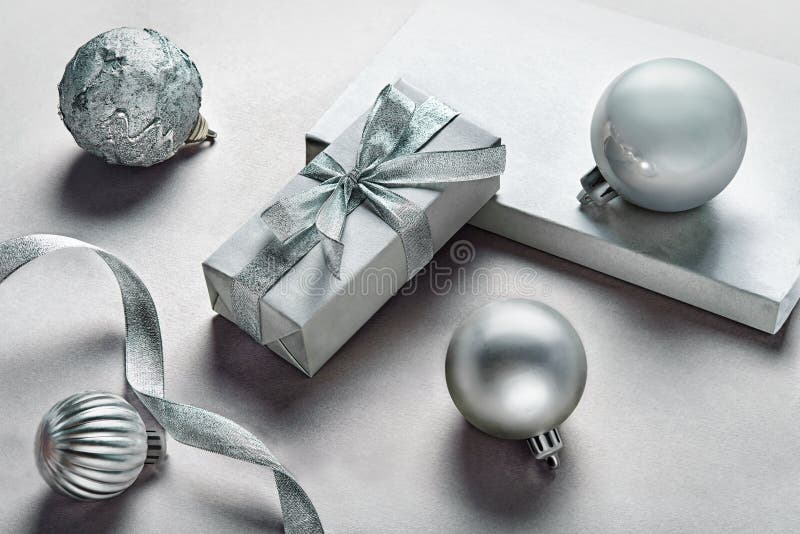 Download Cadeaux argentés image stock. Image du gris, objet, hiver - 77158593
