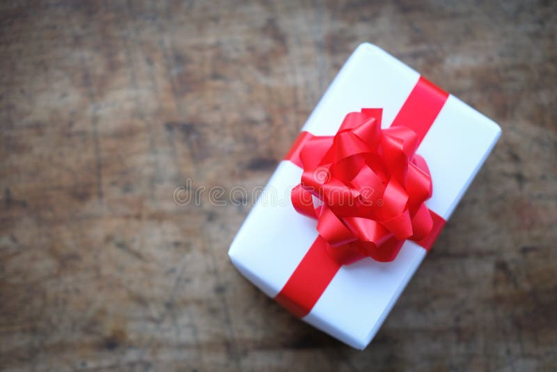 Cadeaux D'anniversaire D'emballage Du Jour Ou De Mères De Jour De Cartes  Sur La Table En Bois. Vue De Dessus. Photo stock - Image du anniversaire,  réussi: 207216434