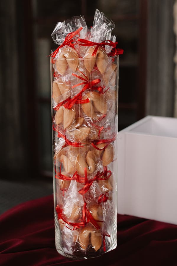 Cadeaux de mariage, biscuits de fortune pour les invités dans le vase photo stock Cadeaux de mariage, biscuits de fortune pour les invités dans le vase photo stock