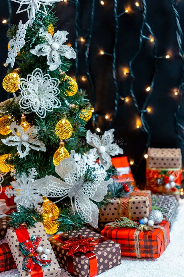 Cadeaux de Noël dans la neige sous l'arbre Le concept des vacances, des surprises et du présent à la maison image libre de droits Cadeaux de Noël dans la neige sous l'arbre Le concept des vacances, des surprises et du présent à la maison image libre de droits