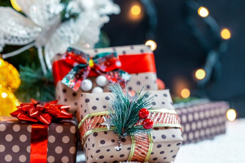 Cadeaux de Noël dans la neige sous l'arbre Le concept des vacances, des surprises et du présent à la maison image libre de droits Cadeaux de Noël dans la neige sous l'arbre Le concept des vacances, des surprises et du présent à la maison image libre de droits