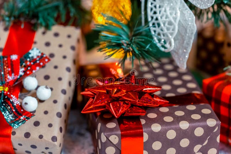 Cadeaux de Noël dans la neige sous l'arbre Le concept des vacances, des surprises et du présent à la maison photo stock Cadeaux de Noël dans la neige sous l'arbre Le concept des vacances, des surprises et du présent à la maison photo stock