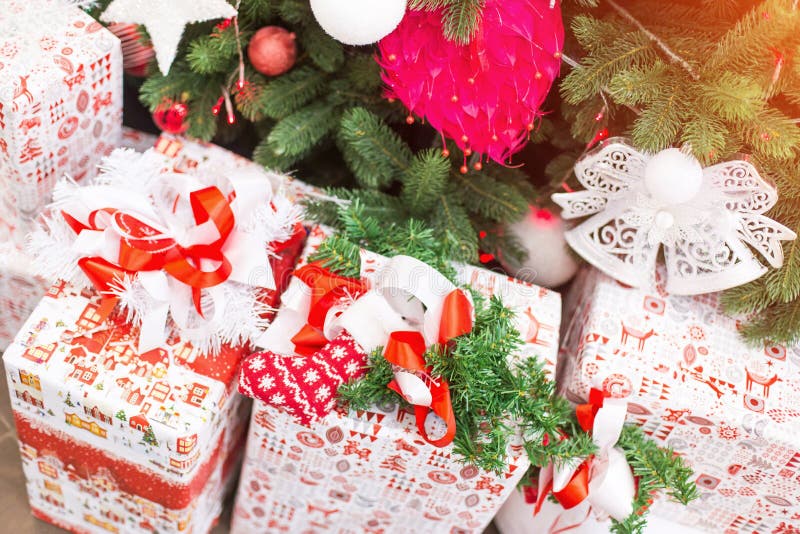 Cadeaux de Noël et de nouvelle année sous un arbre de Noël photographie stock libre de droits Cadeaux de Noël et de nouvelle année sous un arbre de Noël photographie stock libre de droits