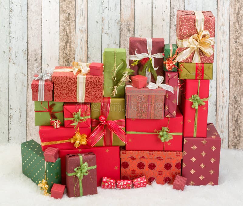 Cadeaux de Noël rouges et verts photographie stock libre de droits Cadeaux de Noël rouges et verts photographie stock libre de droits