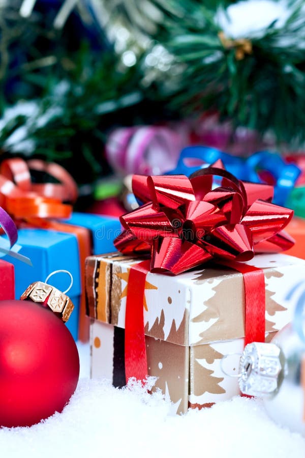 Cadeaux de Noël sous le sapin photo libre de droits