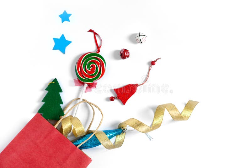 Cadeaux de Noël tombant du panier rouge, présents de vacances d'isolement sur le fond blanc, concept de vacances images stock Cadeaux de Noël tombant du panier rouge, présents de vacances d'isolement sur le fond blanc, concept de vacances images stock