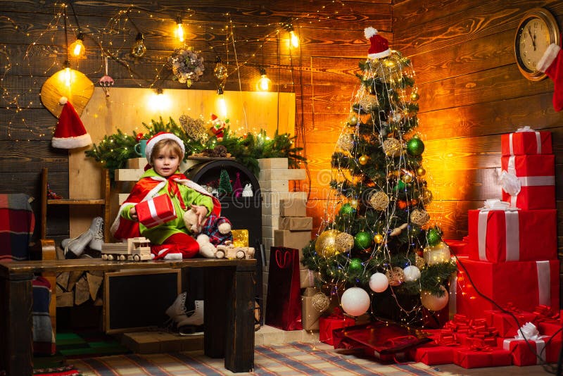 Cadeaux et surprises. Joyeux Noël et bonne nouvelle année. Les enfants profitent de vacances d'hiver à la maison. Fête de fami image libre de droits Cadeaux et surprises. Joyeux Noël et bonne nouvelle année. Les enfants profitent de vacances d'hiver à la maison. Fête de fami image libre de droits