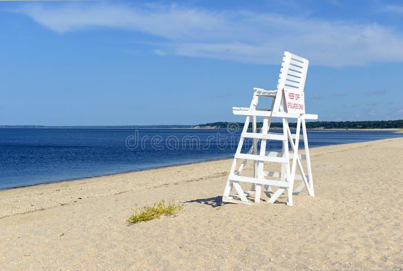 Cadeira branca da salva-vidas na praia vazia da areia com céu azul fotografia de stock royalty free Cadeira branca da salva-vidas na praia vazia da areia com céu azul fotografia de stock royalty free