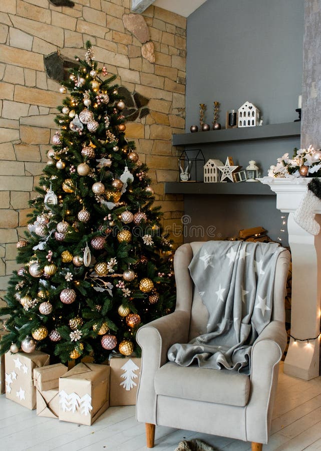 Árvore De Natal Decorada Com Os Grandes Flocos De Neve De Madeira Perto Da  Cama Imagem de Stock - Imagem de tricô, necessidades: 106515825