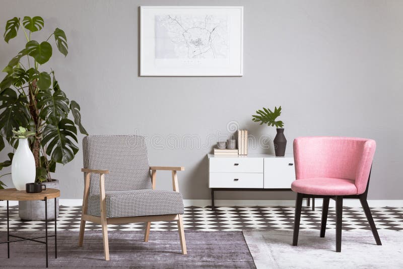 Cadeira rosa pastel num interior de sala de estar bege ilustração royalty free