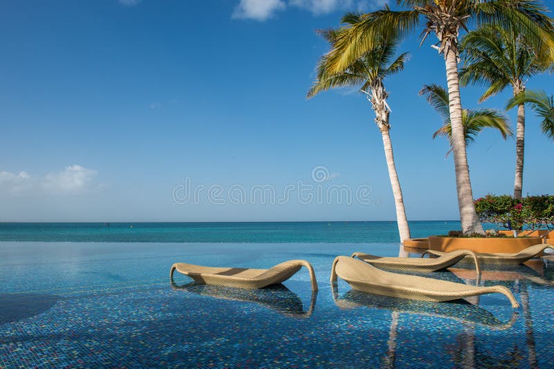 Cadeira de Sun pelo mar na praia tropical do paraíso fotografia de stock Cadeira de Sun pelo mar na praia tropical do paraíso fotografia de stock