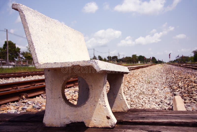Cadeira do cimento no assoalho de pedra perto do estação de caminhos-de-ferro fotos de stock Cadeira do cimento no assoalho de pedra perto do estação de caminhos-de-ferro fotos de stock