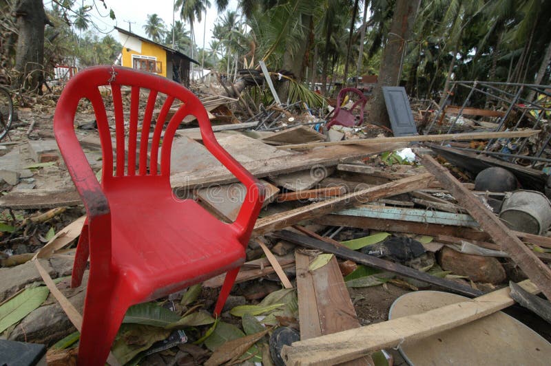Cadeira em consequências do tsunami fotografia de stock Cadeira em consequências do tsunami fotografia de stock