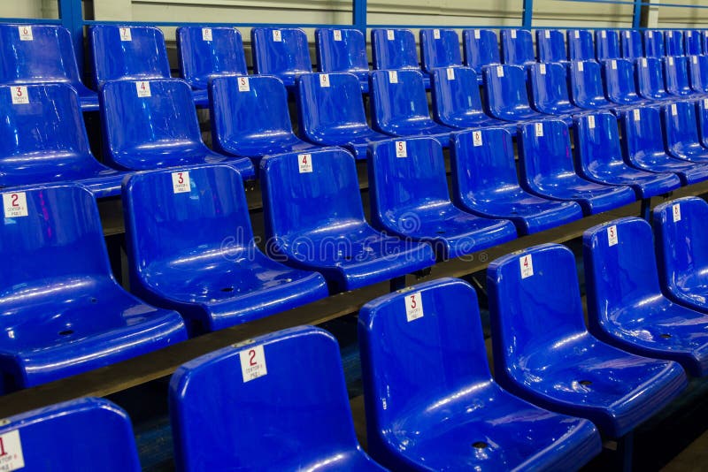 Cadeiras de plástico vazias no estádio Muitas cadeiras vazias para espectadores nas bancas Cadeiras de plástico vazias para fotografia de stock royalty free Cadeiras de plástico vazias no estádio Muitas cadeiras vazias para espectadores nas bancas Cadeiras de plástico vazias para fotografia de stock royalty free