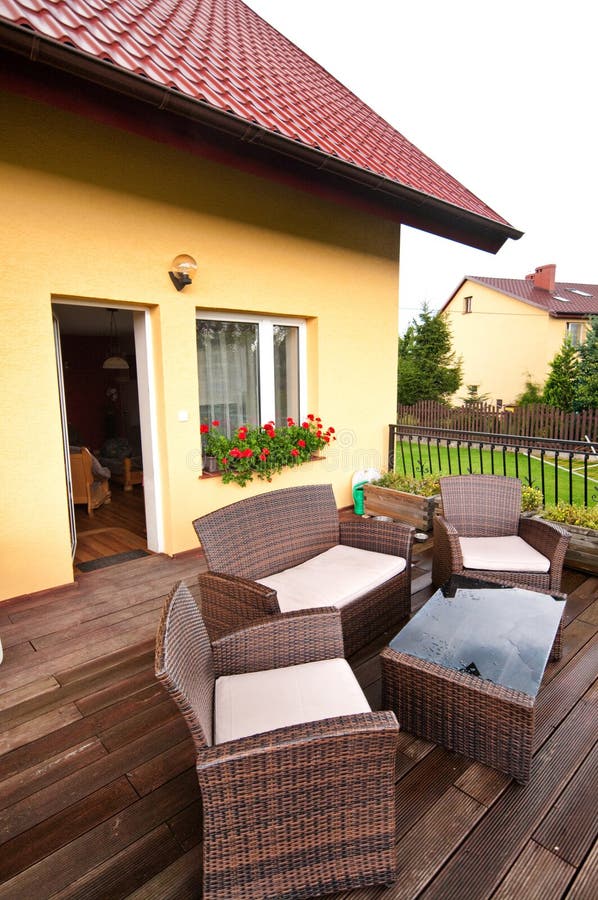 Cadeiras de vime no convés foto de stock royalty free