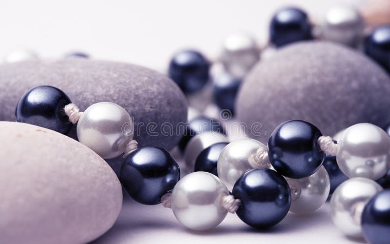 Cadena de perlas blancos y negros con las piedras fotos de archivo libres de regalías Cadena de perlas blancos y negros con las piedras fotos de archivo libres de regalías