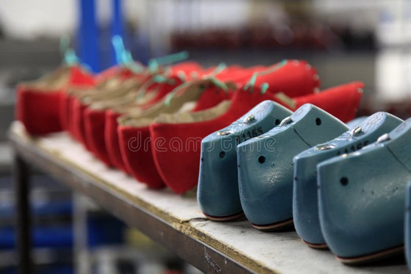 Cadena de producción en una fábrica del calzado