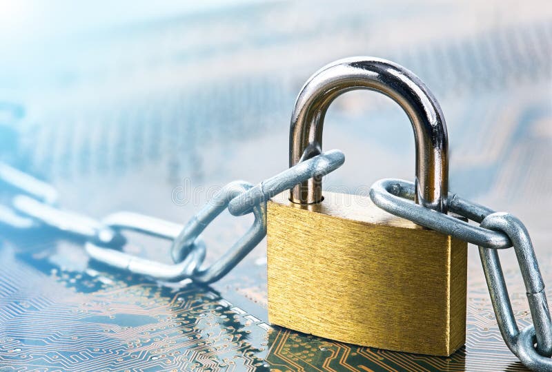 Cadenas avec la chaîne sur la carte électronique électronique informatique, protection d'Internet, sécurité d'ordinateur Sécurité photo libre de droits Cadenas avec la chaîne sur la carte électronique électronique informatique, protection d'Internet, sécurité d'ordinateur Sécurité photo libre de droits