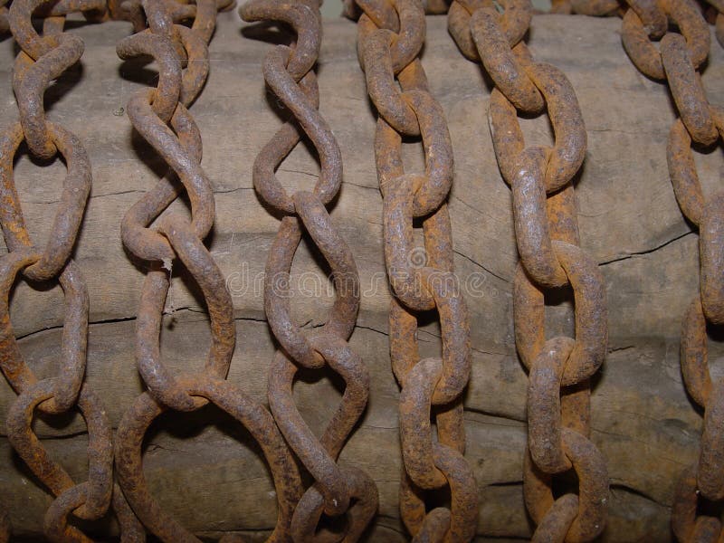 Cadenas viejas en la madera fotos de archivo Cadenas viejas en la madera fotos de archivo