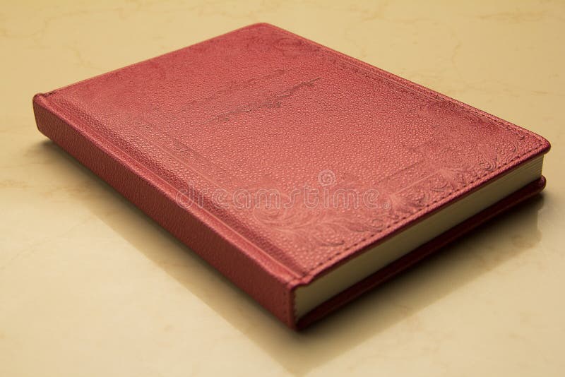 Caderno retangular vermelho no limite do couro foto de stock royalty free