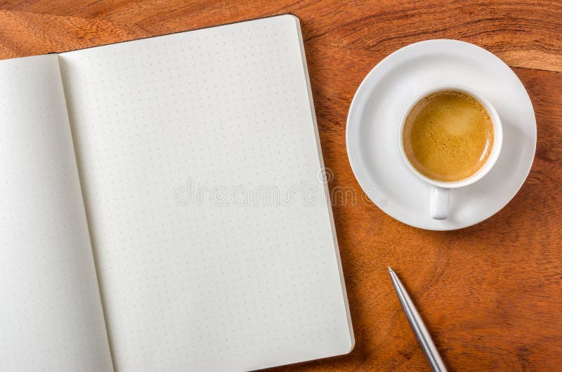 Caderno vazio em uma mesa