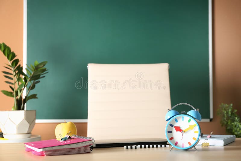 Cadernos, maçã e despertador na tabela imagens de stock Cadernos, maçã e despertador na tabela imagens de stock