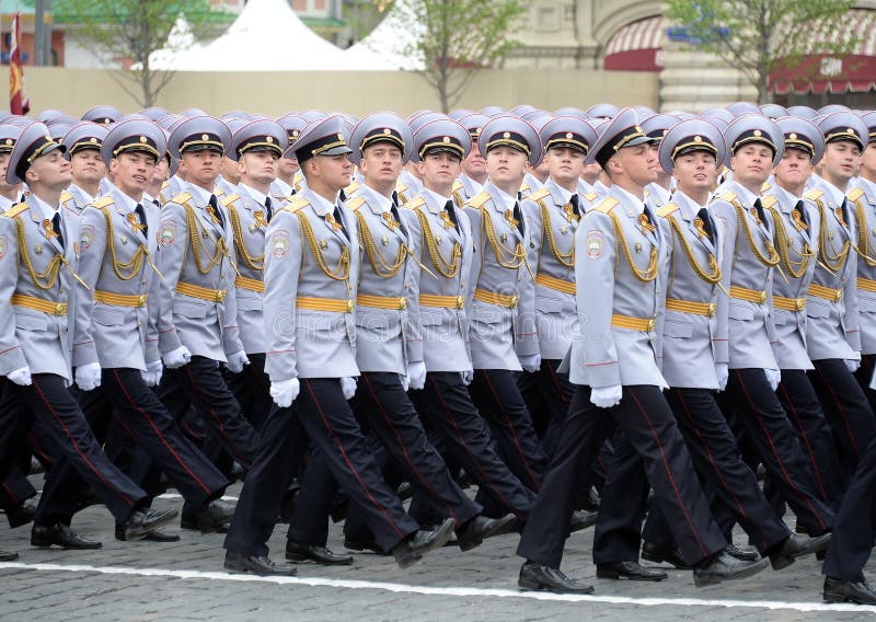 Cadets de police de l'université de Moscou du ministère de l'Intérieur pendant le défilé sur la place rouge en l'honneur du jour images stock Cadets de police de l'université de Moscou du ministère de l'Intérieur pendant le défilé sur la place rouge en l'honneur du jour images stock