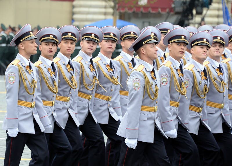 Cadets de police de l'université de Moscou du ministère de l'Intérieur pendant le défilé sur la place rouge en l'honneur du jour photos stock Cadets de police de l'université de Moscou du ministère de l'Intérieur pendant le défilé sur la place rouge en l'honneur du jour photos stock
