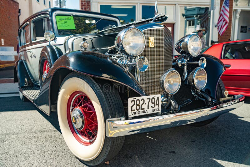 Cadillac automobile aus den dreißiger Jahren. Vorderansicht der Stoßstange Scheinwerfer und Grille eines amerikanischen Retro-Cadi lizenzfreies stockfoto