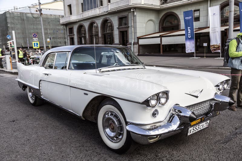 Cadillac Eldorado - faccia festa il raduno delle automobili d'annata classiche a Mosca immagini stock libere da diritti Cadillac Eldorado - faccia festa il raduno delle automobili d'annata classiche a Mosca immagini stock libere da diritti