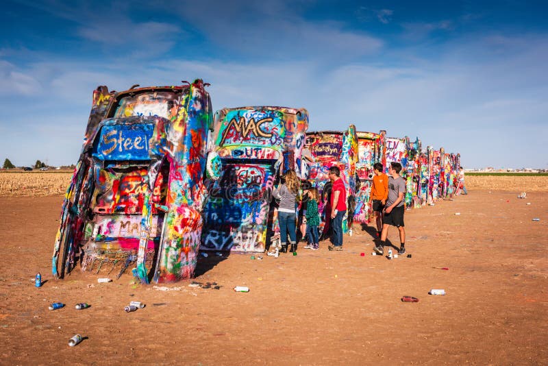 Cadilllac ranch amarillo tx. Cadillac ranch è un'installazione e una scultura pubblica di amarillo texas us. è stata creata nel 1974 da "chip lord hudson marquez" e "doug michels" che facevano parte del gruppo d'arte "ant farm". l'installazione è costituita da dieci cadillac sepolti prima al suolo