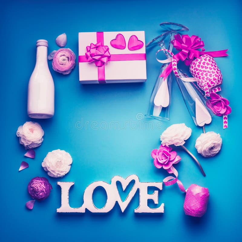 Cadre de fond de jour de valentines fait avec des accessoires de partie, des lettres d'amour, le coeur, le boîte-cadeau romantiqu image libre de droits Cadre de fond de jour de valentines fait avec des accessoires de partie, des lettres d'amour, le coeur, le boîte-cadeau romantiqu image libre de droits