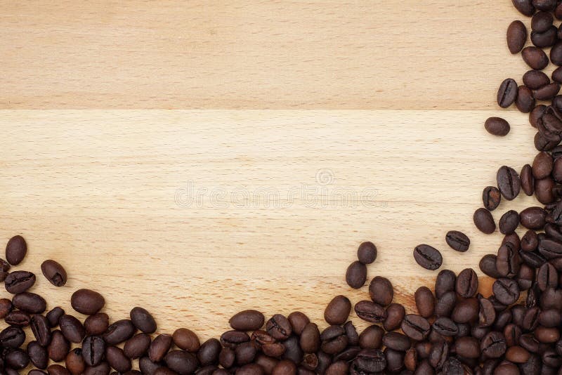 Cadre de grains de café sur le bureau en bois photos libres de droits Cadre de grains de café sur le bureau en bois photos libres de droits