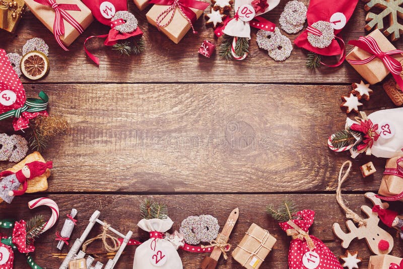 Cadre de Noël avec les cadeaux, la sucrerie et l'artisanat photos libres de droits Cadre de Noël avec les cadeaux, la sucrerie et l'artisanat photos libres de droits