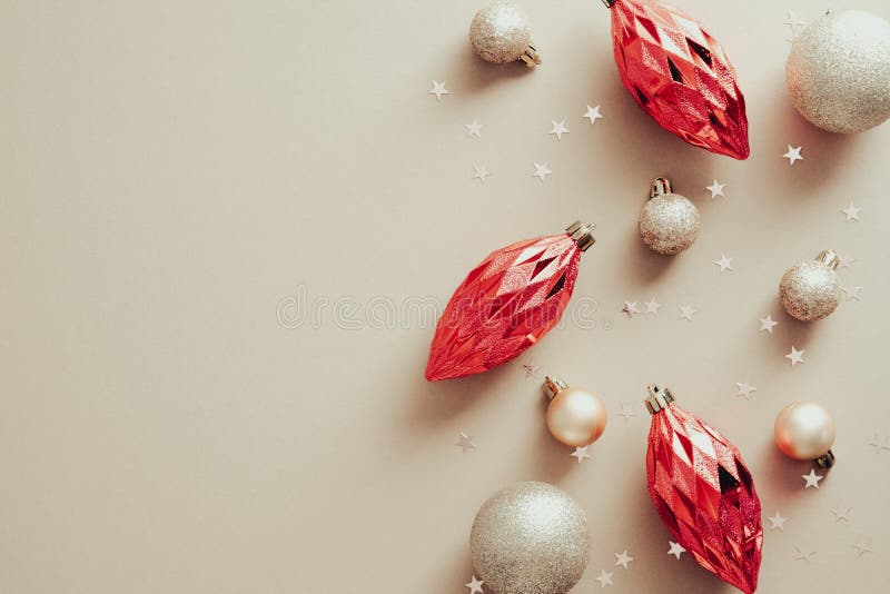 Cadre de noël. fond beige xmas avec boules rouge décorations confetti. contexte de noël modèle de carte de voeux bannière. contexte noël carte de voeux modèle bannière conception. espace de copie de la vue supérieure du plan plat.
