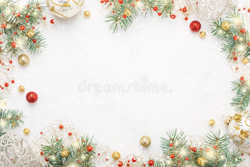 Cadre de Noël de sapin, de rouge et de décorations de Noël d'or sur W photographie stock