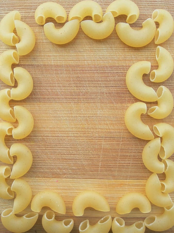 Cadre de pâtes de macaronis sur le fond en bois