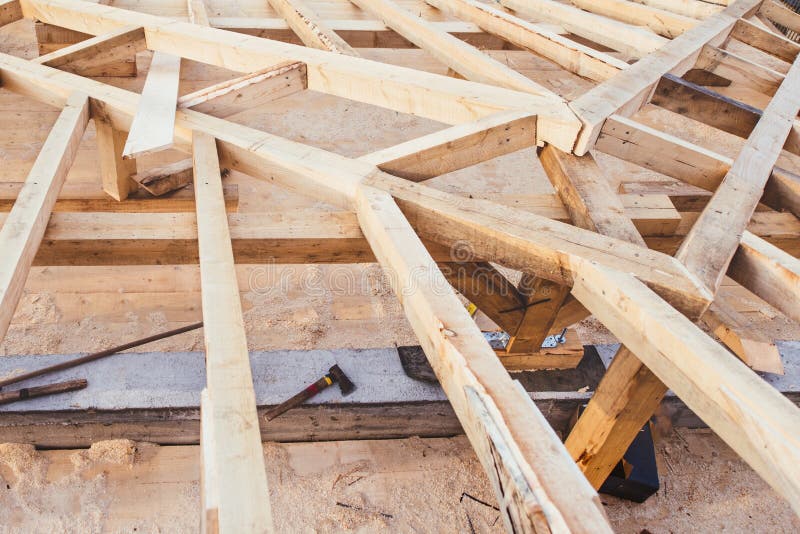 Cadre en bois de toit de maison domestique et résidentielle - détails en construction image stock Cadre en bois de toit de maison domestique et résidentielle - détails en construction image stock