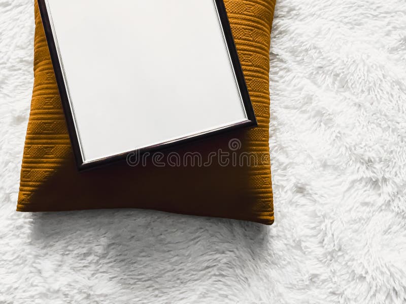 Cadre en bois mince noir avec espace libre comme affiche photo print mockup coussin doré oreiller et blanc duveteux. Cadre en bois mince noir avec espace libre comme affiche photo impression mockup coussin doré oreiller et duvet blanc couverture plate fond plat et art produit vue du dessus