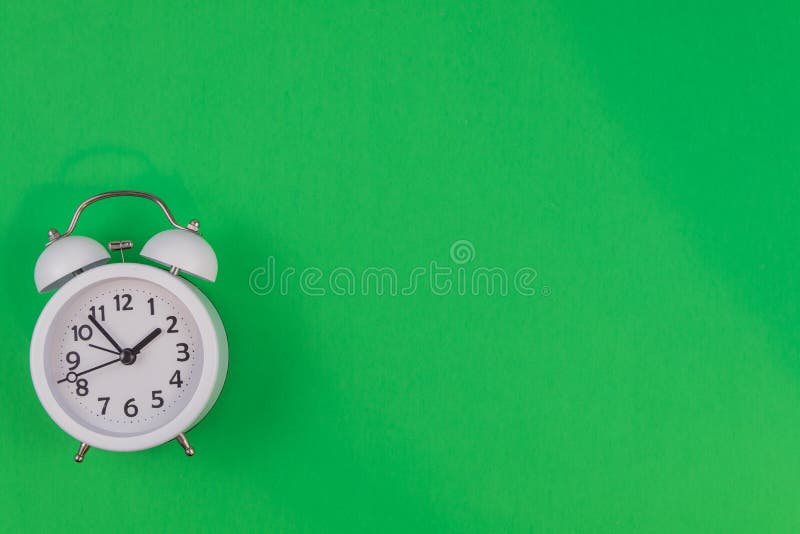 Cadre et réveil blancs de la photo du bas moyen de Livre vert photo libre de droits