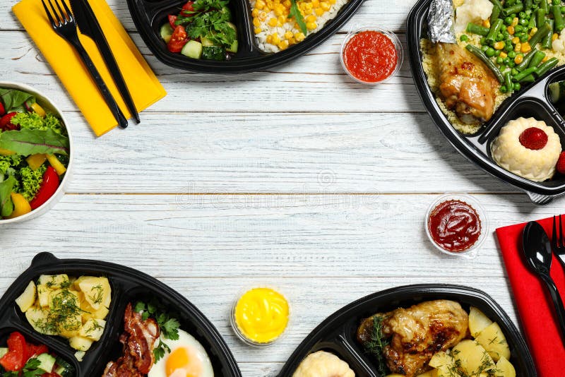 Cadre fait de boîtes à repas sur table blanche, vue supérieure Alimentation saine photographie stock libre de droits Cadre fait de boîtes à repas sur table blanche, vue supérieure Alimentation saine photographie stock libre de droits
