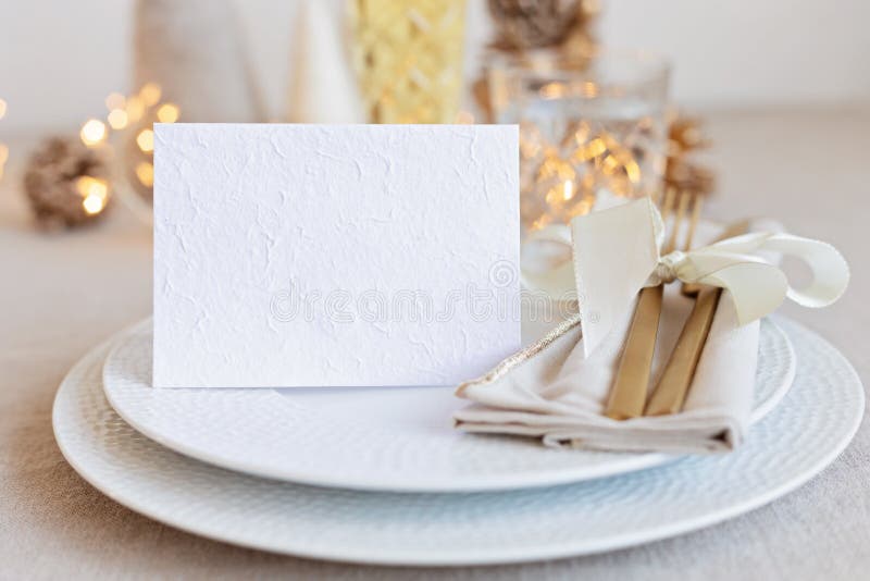 Cadre De Table De Fête De Noël Avec Guirlande, Champagne, Assiette