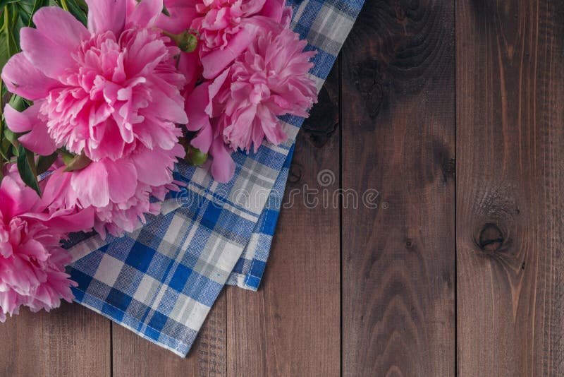 Cadre floral avec les pivoines roses sur le fond en bois images stock Cadre floral avec les pivoines roses sur le fond en bois images stock