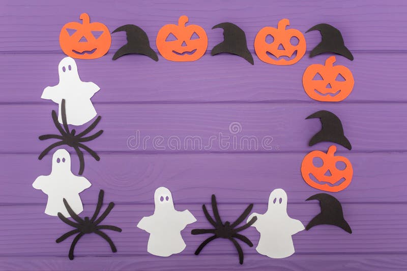 Cadre rond de Halloween avec différentes silhouettes de papier des potirons, des chapeaux, des fantômes et des araignées photos libres de droits Cadre rond de Halloween avec différentes silhouettes de papier des potirons, des chapeaux, des fantômes et des araignées photos libres de droits